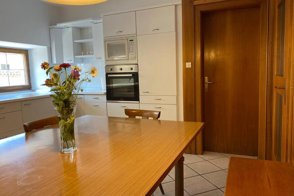 Grosse Wohnung Mit Garagenparkplatz فِيي المظهر الخارجي الصورة
