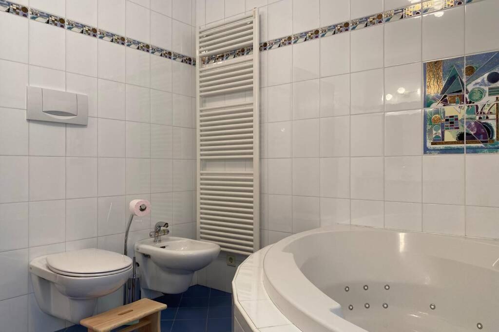 Grosse Wohnung Mit Garagenparkplatz فِيي المظهر الخارجي الصورة