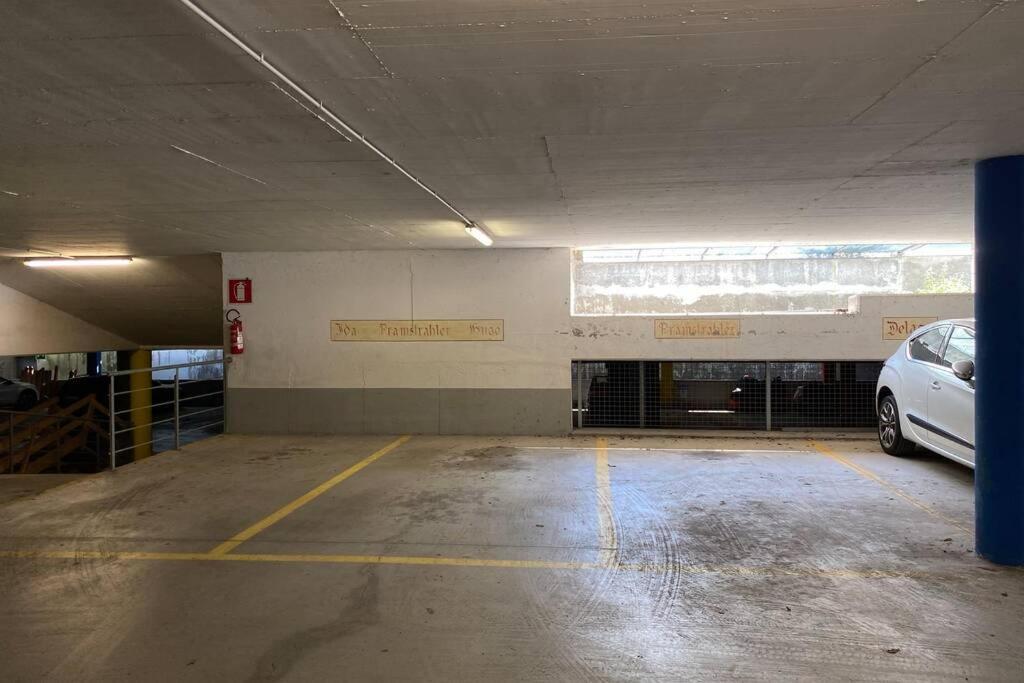 Grosse Wohnung Mit Garagenparkplatz فِيي المظهر الخارجي الصورة